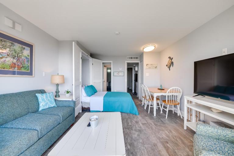 Myrtle Beach Condo w/ Ocean View + Pool Access! - Bed and Breakfast Myrtle Beach