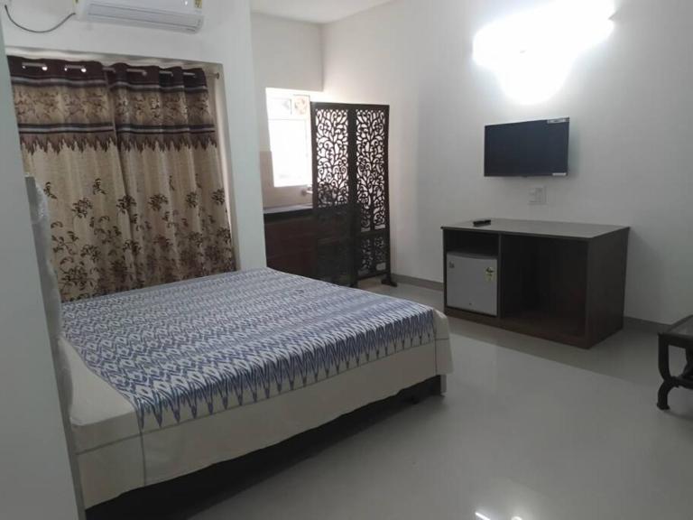 Newly Renovated Apartment in Omaxe - Married Couple Only - Chambres d'hôtes Vrindāvan