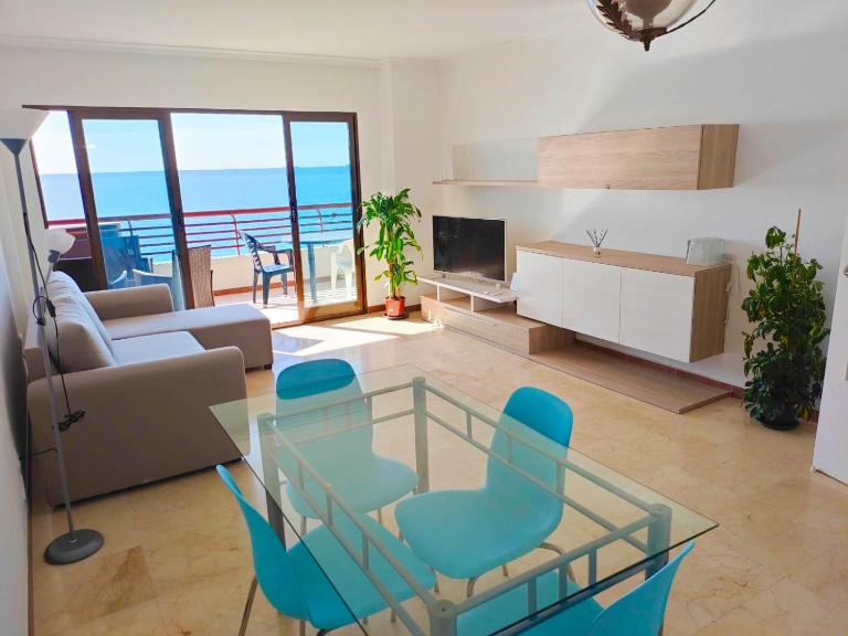Very lightful apartment. Incredible sea views. Big terrace, Swimming pool. AC. Very close to Alicante city center. - B&B Alicante