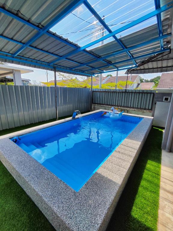 Homestay Temerloh with Private Pool Near Hospital 4 Bedroom 4 Aircond 10pax Free Wi-Fi Netflix - B&B Temerluh