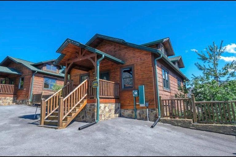 Gatlinburg Cabin Hot Tub Sleeps 8 Mtn Views - B&B Gatlinburg