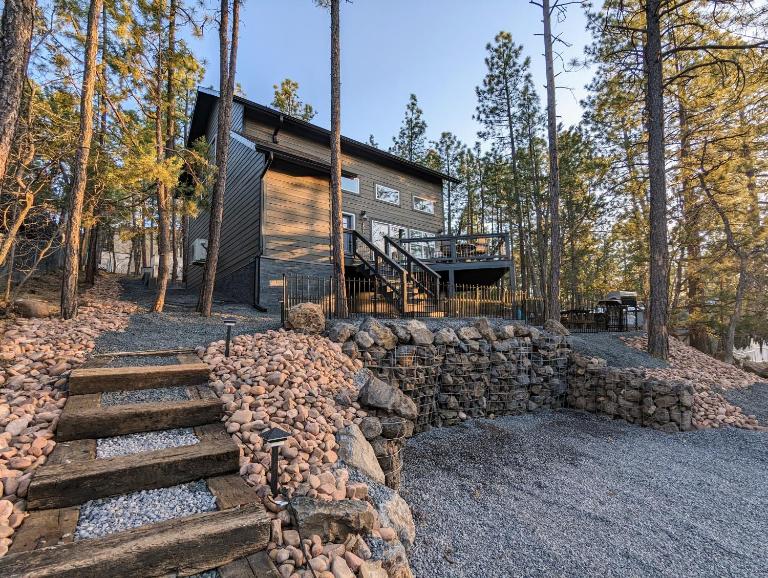 Pinetop Getaway w Sunset Deck & Fire Pit Table - B&B Pinetop-Lakeside