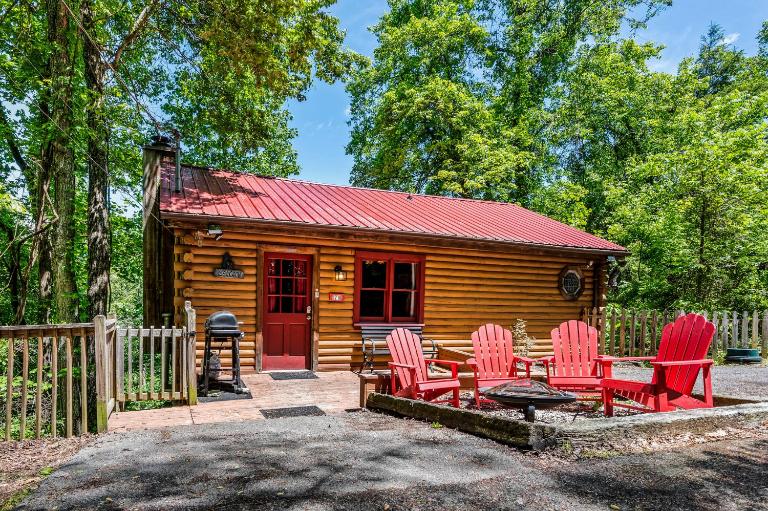 Romantic log cabin with hot tub - B&B Pigeon Forge