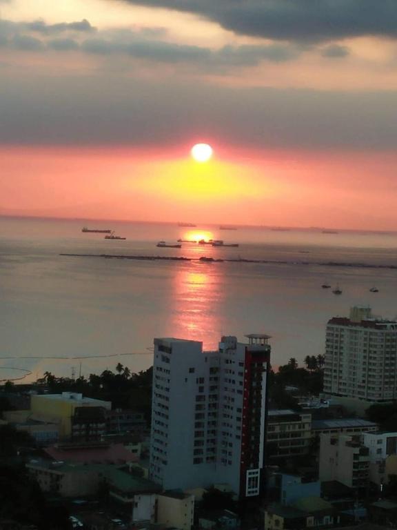 The SCENIC: Comfortable living by Awsom Phil - Bed and Breakfast Manilla