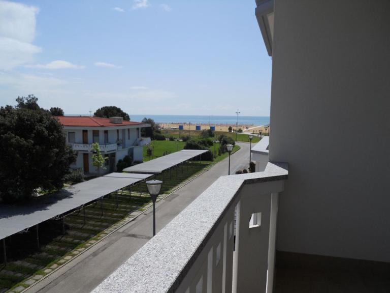 Colorful modern flat next to the beach - B&B Bibione