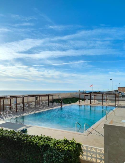 Apartamento prémium con 5 Piscinas Barbacoa Tenis Frontenis - Chambres d'hôtes Mareny Blau