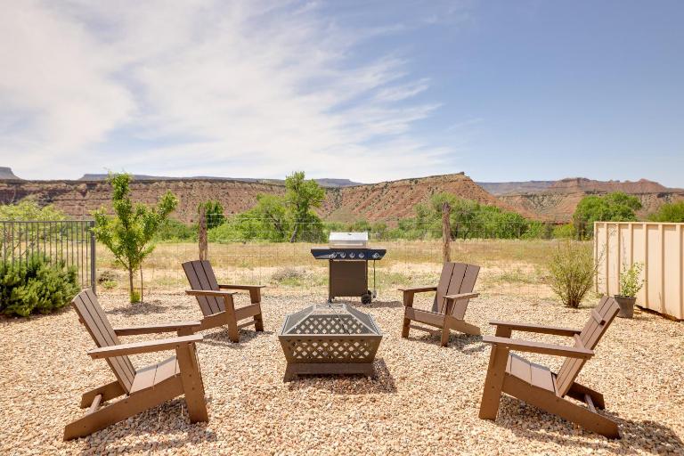 Hot Tub & Views! Modern Home 15 Mi to Zion NP - B&B Virgin