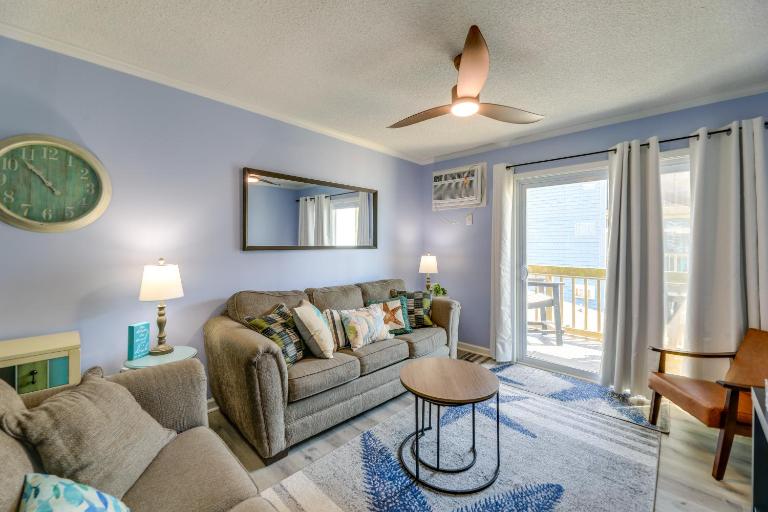 Family Beach Retreat in N Topsail: Steps to Shore! - B&B North Topsail Beach