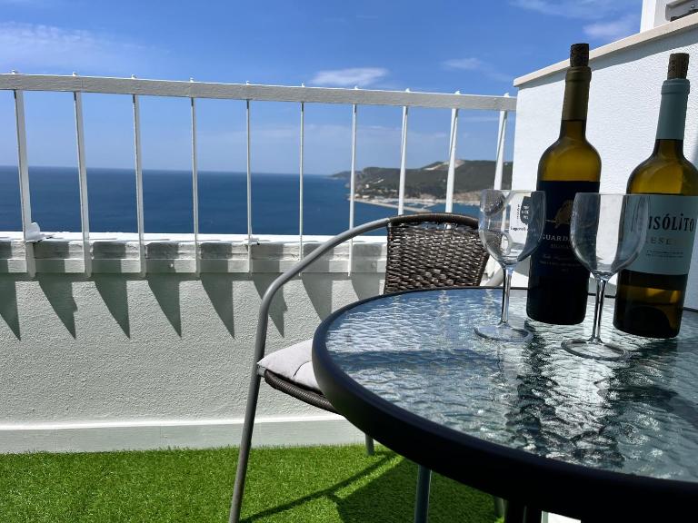 Axenic Retreat - Panoramic Ocean View, Sleeps 4, Ensuite Bathroom, New Redesign - B&B Sesimbra