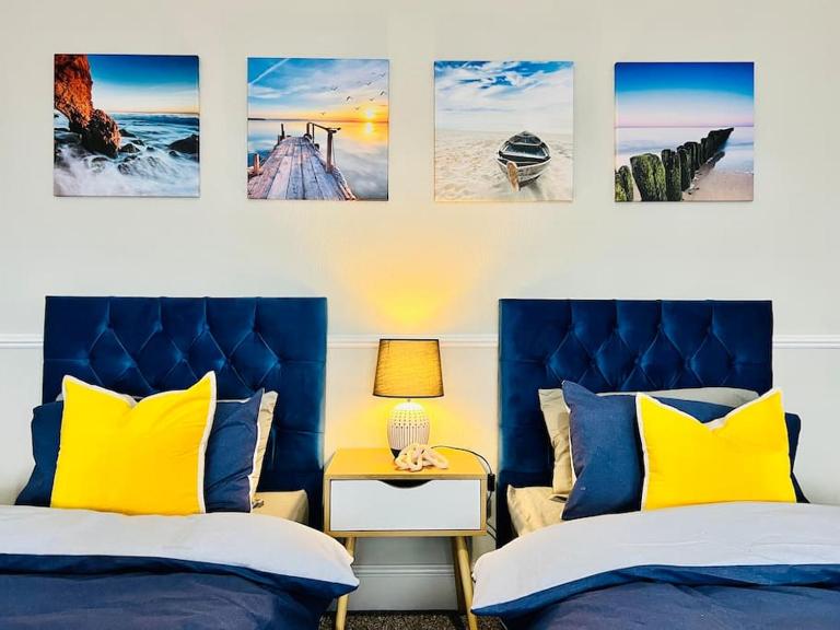 Beach Vibes in Southend-On-Sea by Artisan Stays I Free Parking - B&B Southend-on-Sea