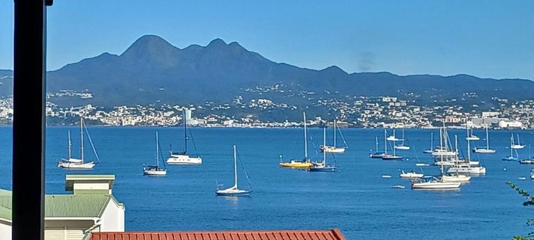T4 STANDING ANSE MITAN 3 ILETS 95M2 plus 32M2 TERRASSE pergola et vue XXL - Chambres d'hôtes Les Trois-Îlets