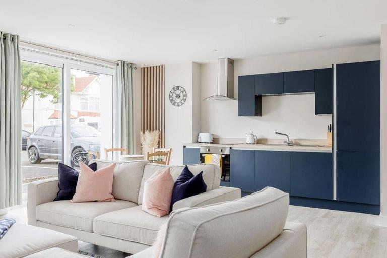 Modern 2 bed, cliff top & parking, F6 - Chambres d'hôtes Southbourne
