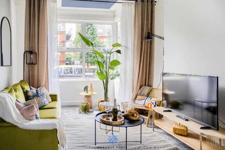 Doncaster Large Luxury 3 Bedroom House, Sleeps 8, City Centre, Racecourse, Free Parking, by EMPOWER HOMES - B&B Doncaster
