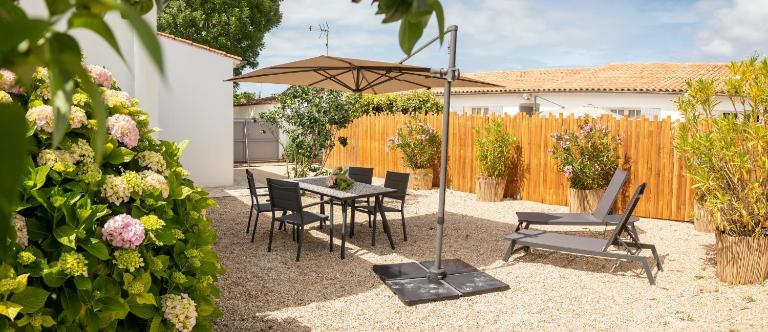 villa Hortense, 1 min à pied plage Saint Martin de Ré, très calme, piscine chauffée - B&B Saint-Martin-de-Ré