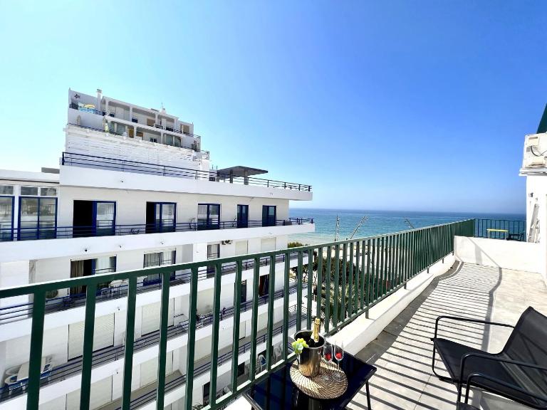 Quarteira Ocean Breeze 1 With Pool by Homing - B&B Quarteira