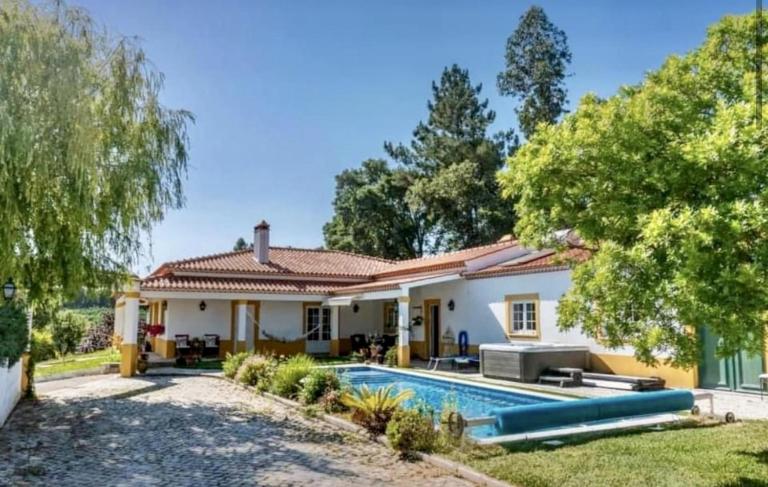 Farmhouse Sleeps 8 with Pool & Horses - B&B Alcobaça