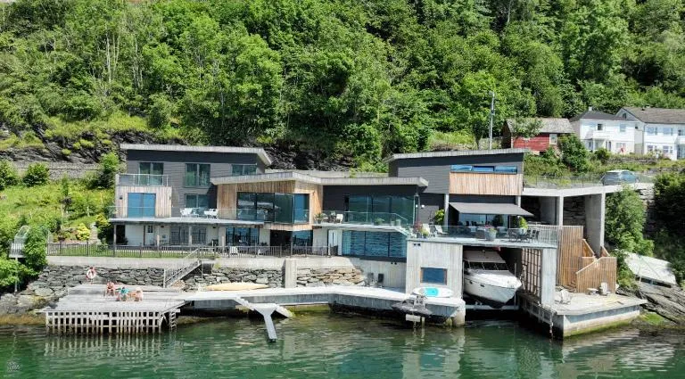 Panoramaresort in Hardangerfjorden leilighet i sjøkanten ved Hardangerfjorden for 7 personer boat , sauna,kajak, SUP for rent - Chambres d'hôtes Øystese