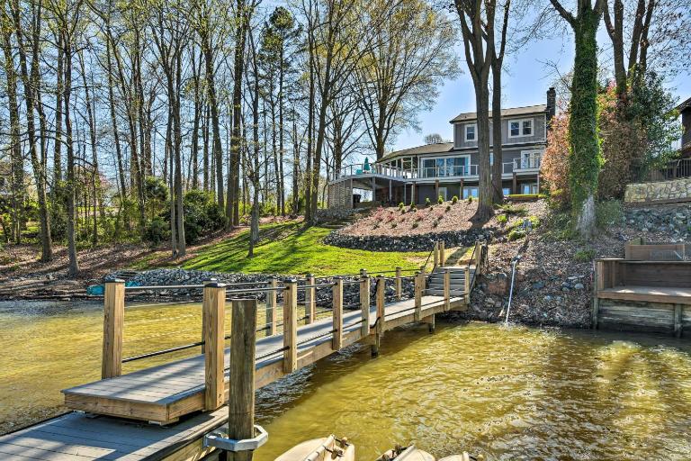 4BR Riviera Paradise with Private Dock! - B&B Mooresville
