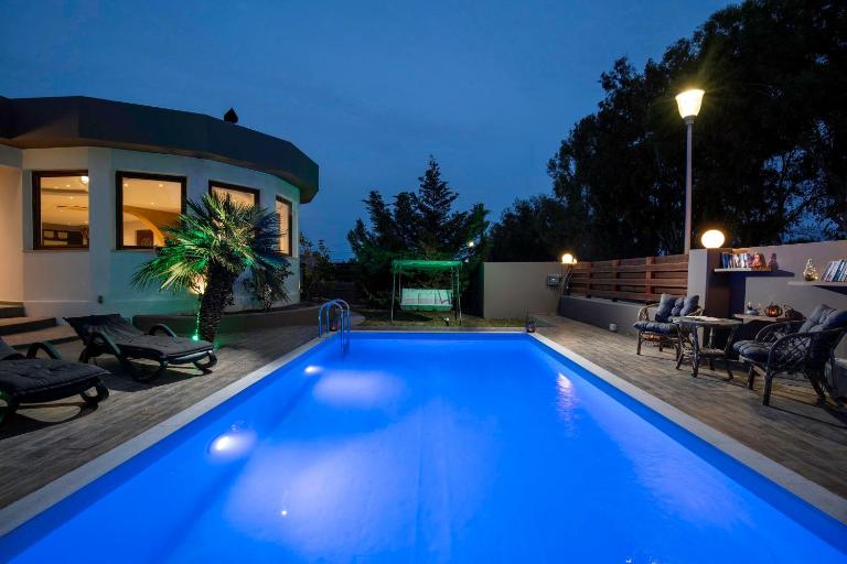Maia Luxury Pool Villa - Bed and Breakfast Afántou