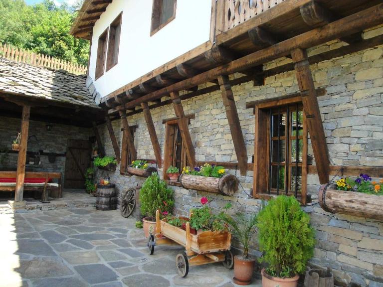 Leshten Valentin's House - B&B Leshten