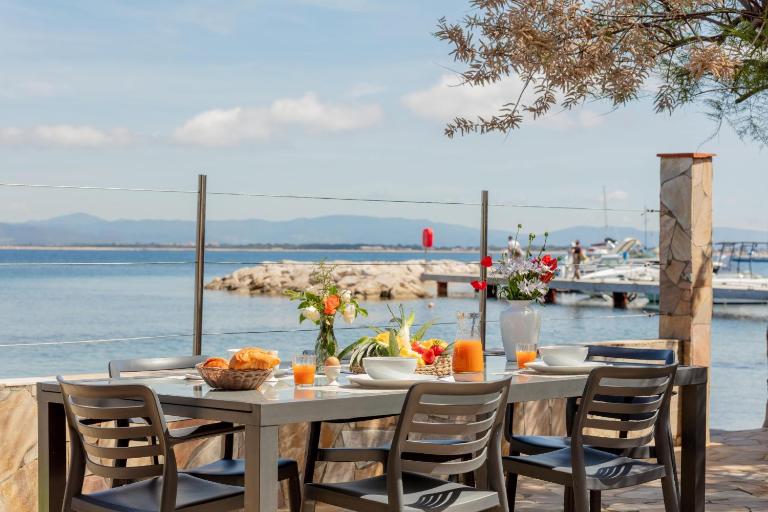 Le Cigalou, authentique cabanon de pêcheur en bord de mer avec sa terrasse spacieuse et aménagée - Chambres d'hôtes Hyères