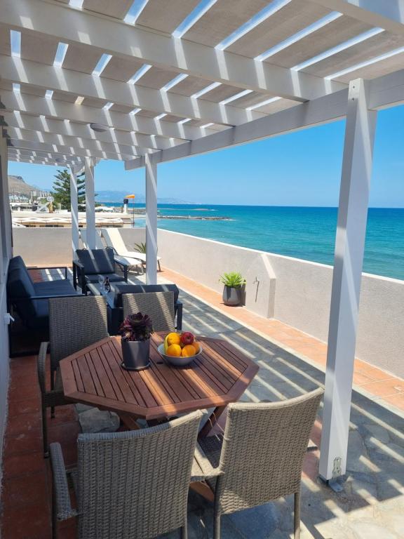 Astra Sea View Apartment, Sea Front - B&B Kokkíni Cháni