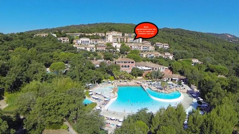 Appt Climatisé de charme-moderne - Vue Mer Club Vacances Restanques Golfe Saint-Tropez - Les Roses - Grimaud - Bed and Breakfast Grimaud