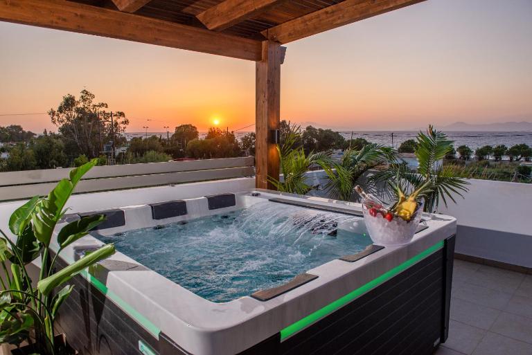 ODYSSEA Top View & Hot Jacuzzi Front Beach - Bed and Breakfast Kremastí