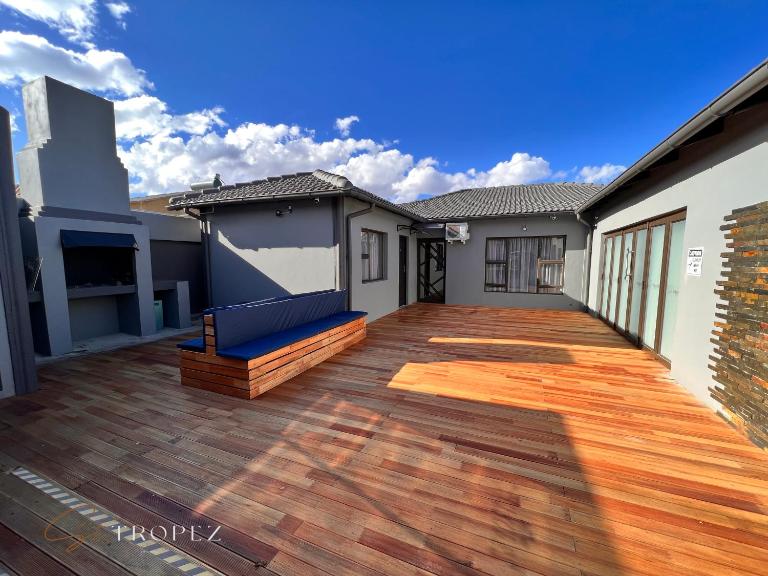 St Tropez Guest House - B&B Phuthaditjhaba