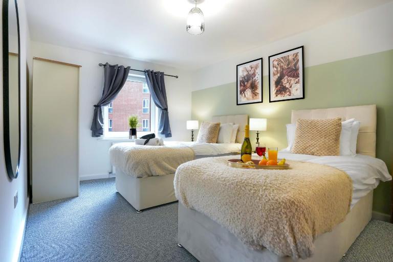 Stylish City Centre Apartment • Free Parking • Self-Check-In • Fast Wifi • SmartTVs • Yoko Property - B&B Northampton