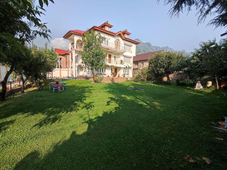 The CLOVER INN - B&B Srinagar