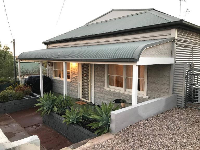 HILLSIDE HAVEN CHARMING C1920 COTTAGE Pet Friendly Sleeps 1 - 6 - B&B Broken Hill