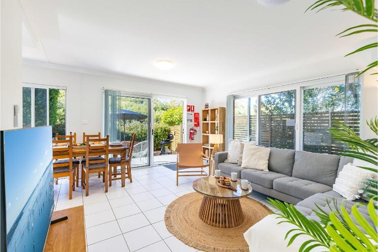 Fingal Bay Coastal Retreat 1 12 Marine Dr fantastic ground floor duplex - B&B Fingal Bay