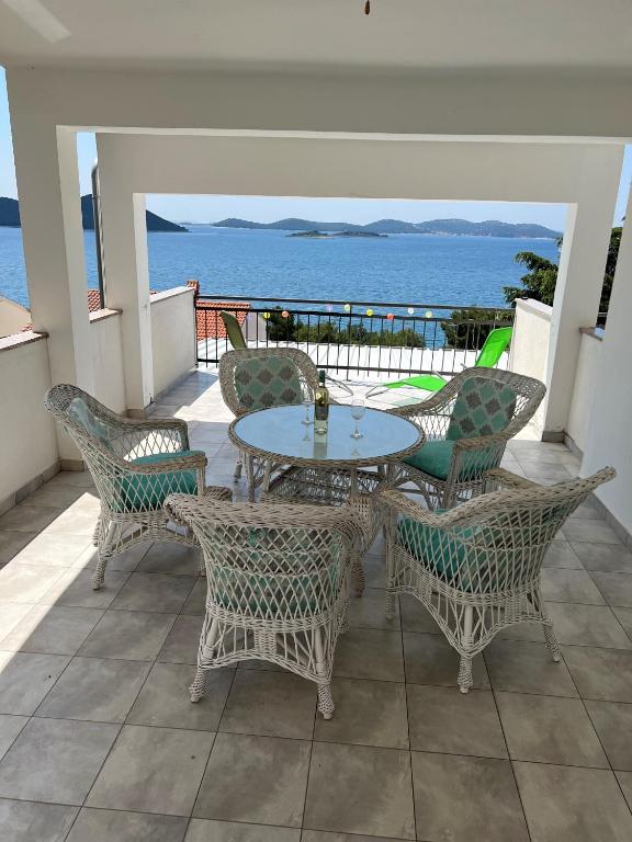 Apartmani MAI Drage 50m from the sea - Bed and Breakfast Drage