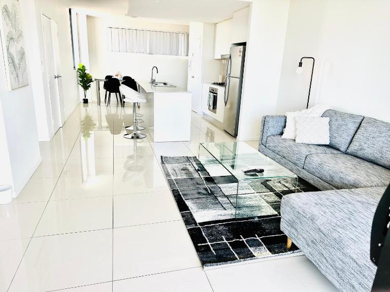 Modern 2 bedroom & 2 bathroom apartment with stunning Sydney CBD & Skyline Views! - B&B Liverpool
