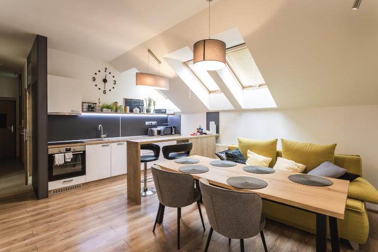 FLEXIHOME SK - Komenskeho - private parking spot - ultra modern and stylish - B&B Košice