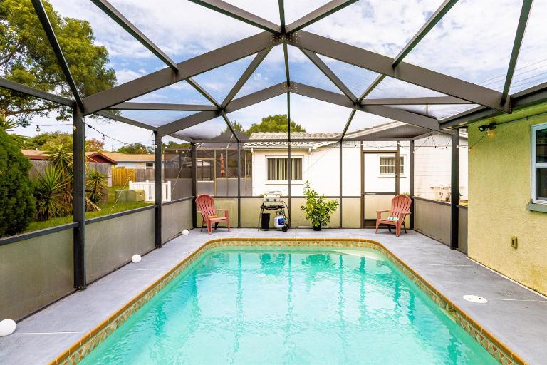 Marlin's Palm Oasis - Beach House, Amazing Pool, BBQ Area - Bed and Breakfast Port Richey