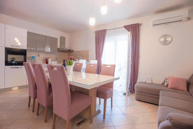 Apartment near beach with the balcony - Ferienwohnung Podstrana
