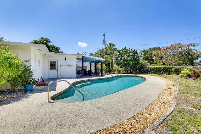 Walk to Beach: Home w/ BBQ & Fire Pit in Bradenton - Bed and Breakfast Bradenton