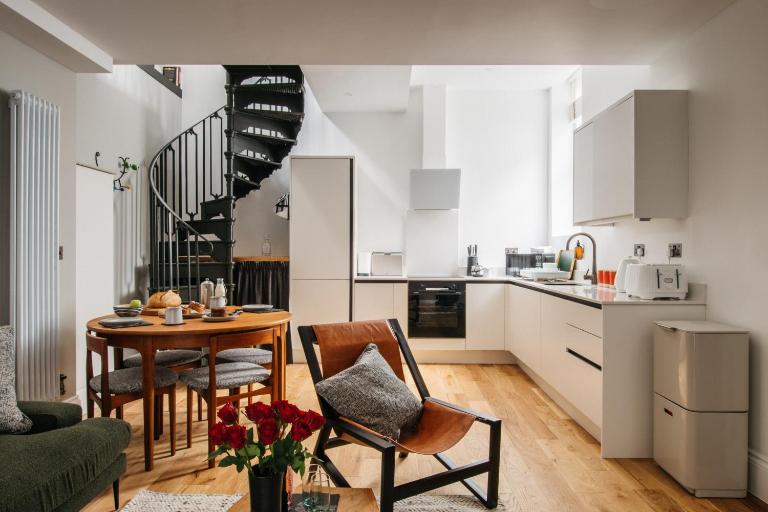 Jesticos,Superlative, 1 FOC Parking - B&B Canterbury