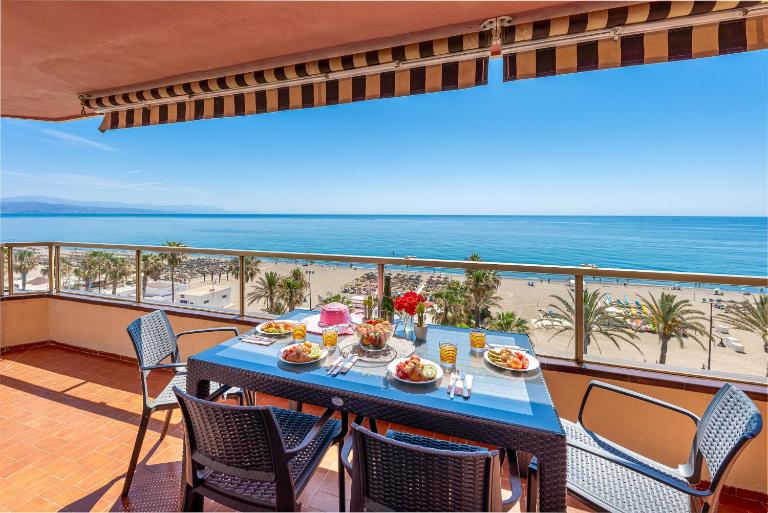 797 HOLIDAY RENTALS - Piso con espectaculares vistas en primera linea de playa - B&B Torremolinos