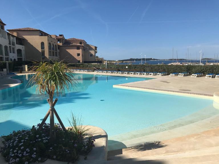 T2 vue mer avec plage et piscine front de Mer - Chambres d'hôtes Six-Fours-les-Plages
