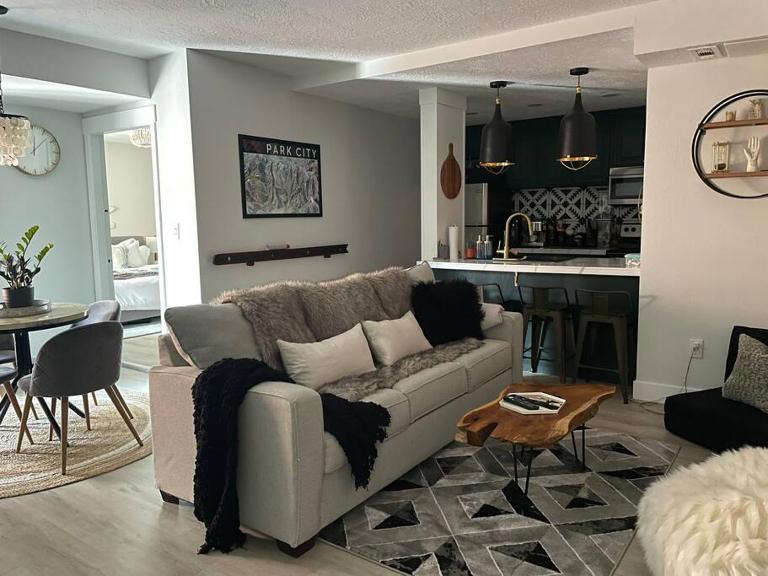 2 Bd/3 Ba, Luxury Ski-in Ski Out Condo - Sleeps 10 - Bed and Breakfast Park City