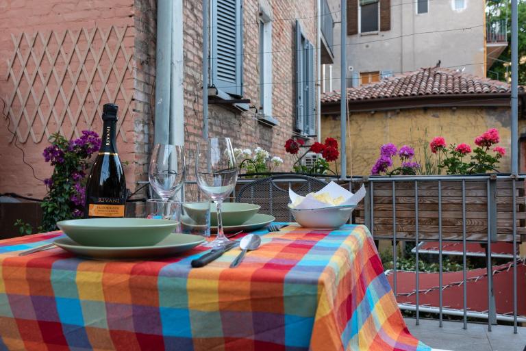 Capo di Lucca Home - in the historical center with terrace - B&B Bologna