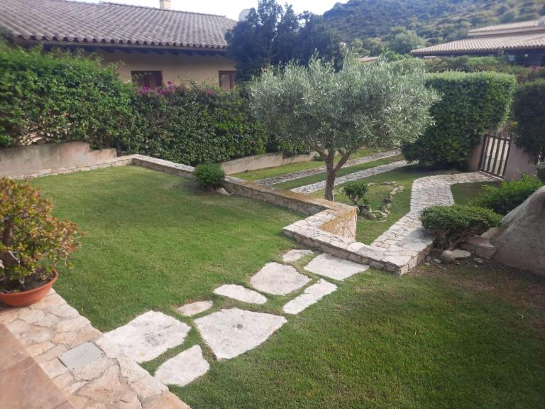Casa Pepe, Confortevole villetta con giardino a 2 min dal mare - Bed and Breakfast Villasimius