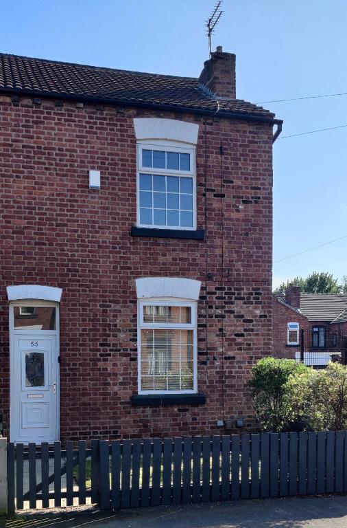 Victorian Semi Detached House behind the High Street - B&B Newton-le-Willows