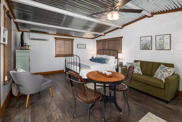 NEW! Ladybug @ Firefly Grove w/ Blanco River Access - Chambres d'hôtes Wimberley