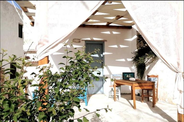 Naxos Mountain Retreat - Tiny House Build on Rock - Chambres d'hôtes Kóronos