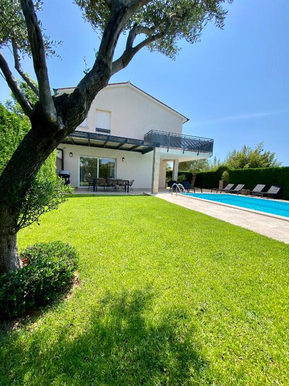 Villa Divina with private heated pool - B&B Pula