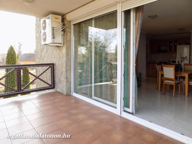 937 - Első emeleti klímás, két hálószobás vízközeli apartman - Ferienwohnung Balatonőszöd